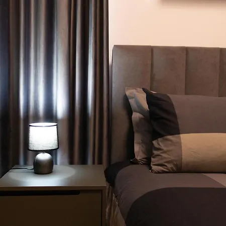 Lägenhet Radeshi House *